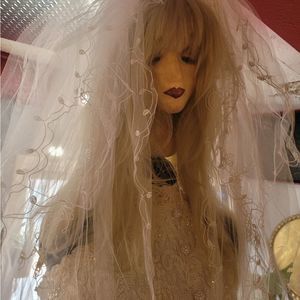 ROMANTIC CREAM 3 TIERED 6" WEDDING VEIL.  NEVER USED LG COMB ATTACHEDeasy 2 use